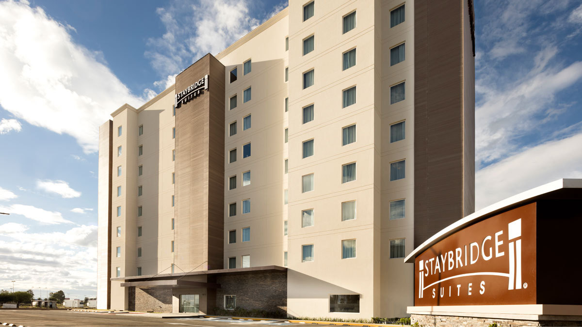 Suites con cocina equipada para sentirte como en casa durante un viaje de negocios.