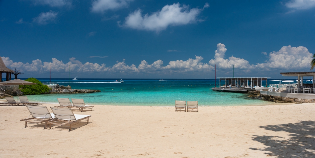 Hotel in Cozumel with sargassum free beach