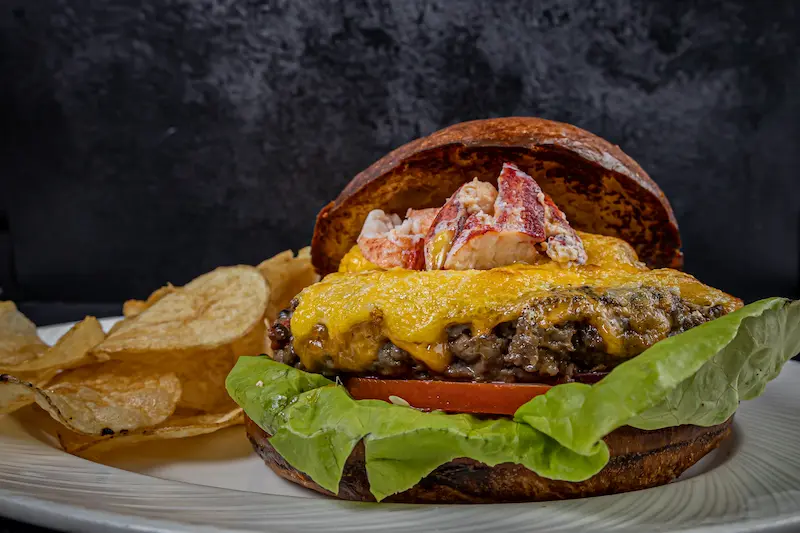 Restaurante en Campos Elíseos, Polanco, con temporada de hamburguesas