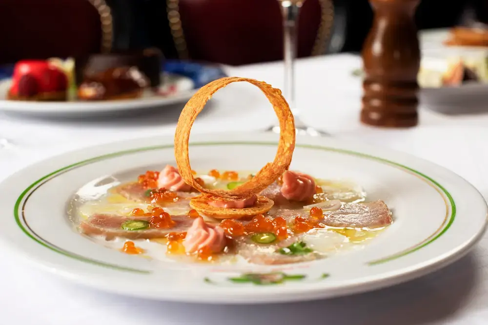 Disfruta las delicias de la comida francesa en Au Pied de Cochon