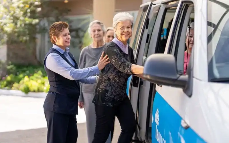 Casa de retiro con espacios privados y actividades para personas mayores