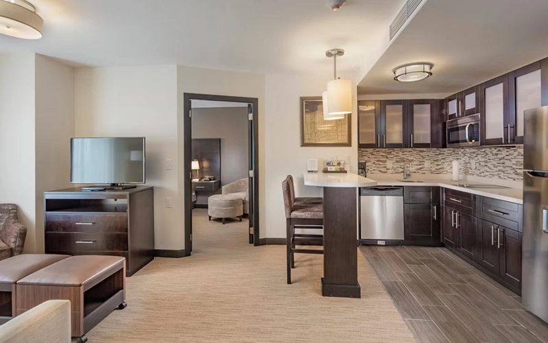 Paquetes de hotel en Irapuato para hospedarse en cómodas suites equipadas