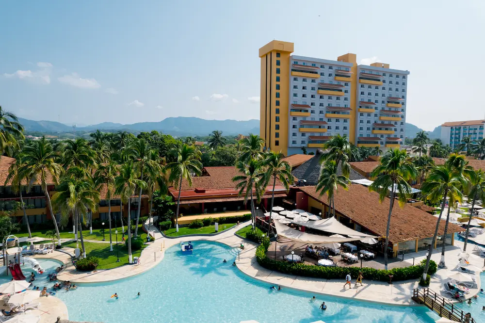 Disfruta de los mejores paquetes todo incluido en Holiday Inn Resort Ixtapa frente a la playa