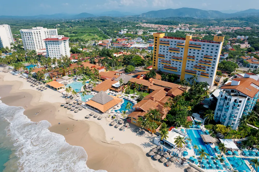 Vista panorámica de Ixtapa con hoteles todo incluido frente al mar