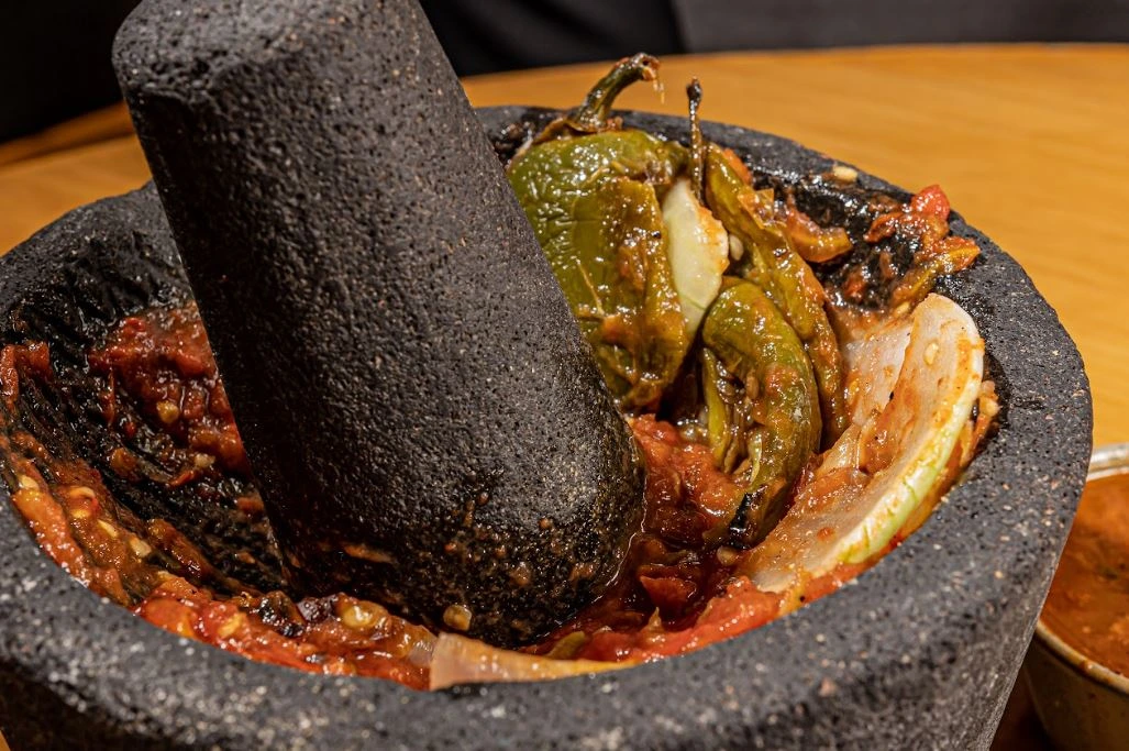 Tacos en Monterrey con salsas tradicionales en el Día de la Comida Picante