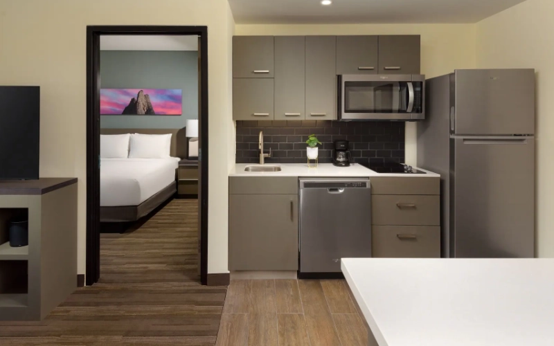 Suites amuebladas en Monterrey para estancias largas, con espacios para trabajo y descanso