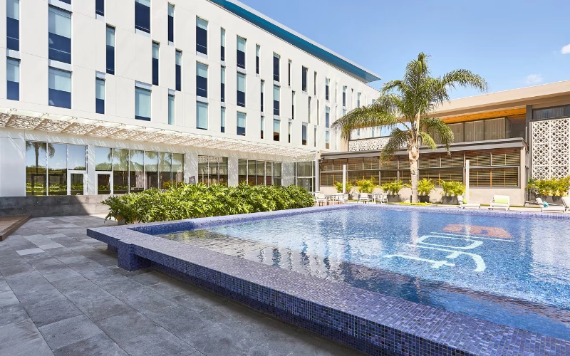 Hoteles en Querétaro con alberca climatizada, gastronomía y habitaciones tipo loft