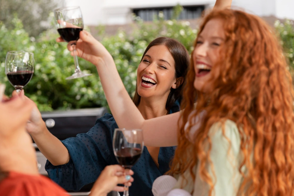 Hotel con restaurante en Monterrey y Cavas Urbanas: vinoteca y catas