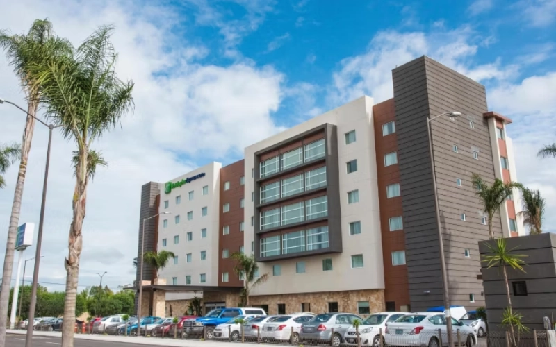 Hoteles en Celaya, Guanajuato, para viajes de negocios largos, con piscina y desayuno