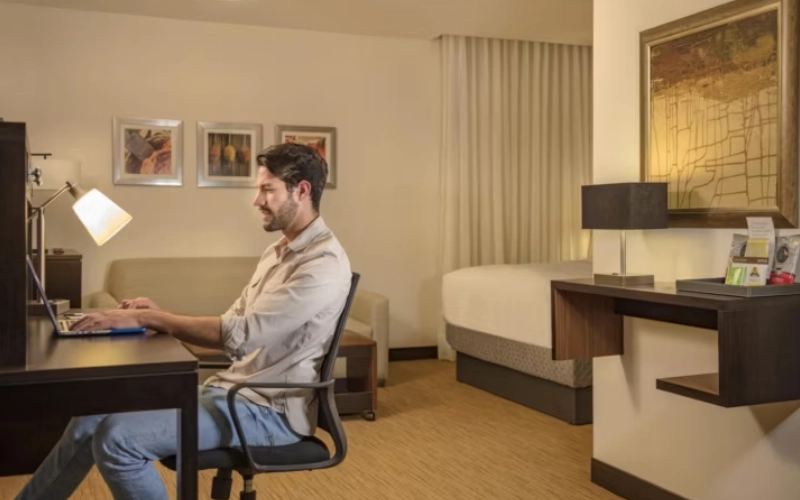 Suites en Saltillo con cocina equipada, sala de estar y zona de trabajo en Staybridge Suites