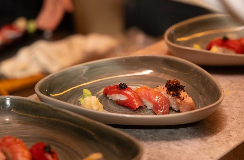 Restaurante de comida japonesa con platillos frescos para el verano
