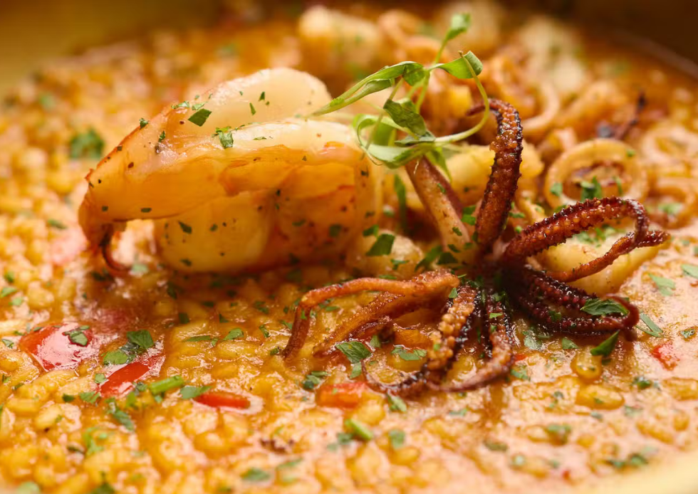 Cena de fin de año en Polanco con comida española, paellas y mariscos