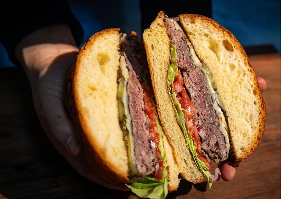 Premium beef burger with melted cheddar cheese and brioche bun at The Palm Polanco.