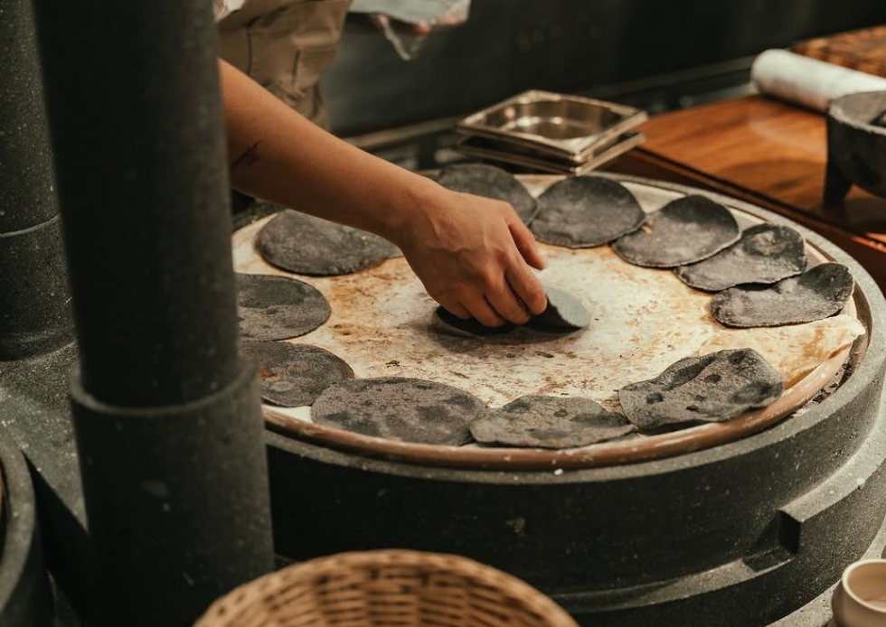 Elaboración de tortillas de maíz azul en el comal de Chapulín, restaurante mexicano en Polanco.