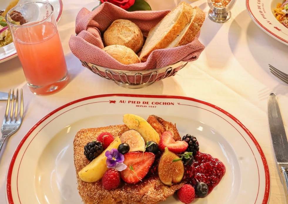 Pan francés de Au Pied de Cochon Polanco con fresas, moras, higo, plátano y compota de frutos rojos.