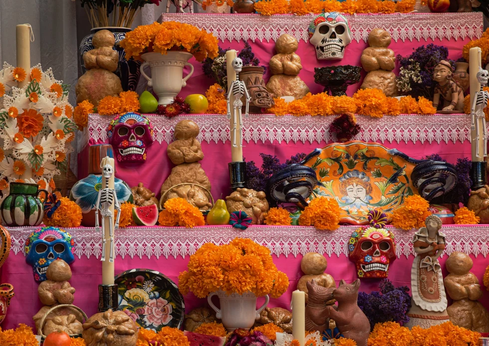 ● Ofrenda de Día de Muertos con flores de cempasúchil, calaveras y velas en Chapulín, restaurante de comida mexicana en Polanco.