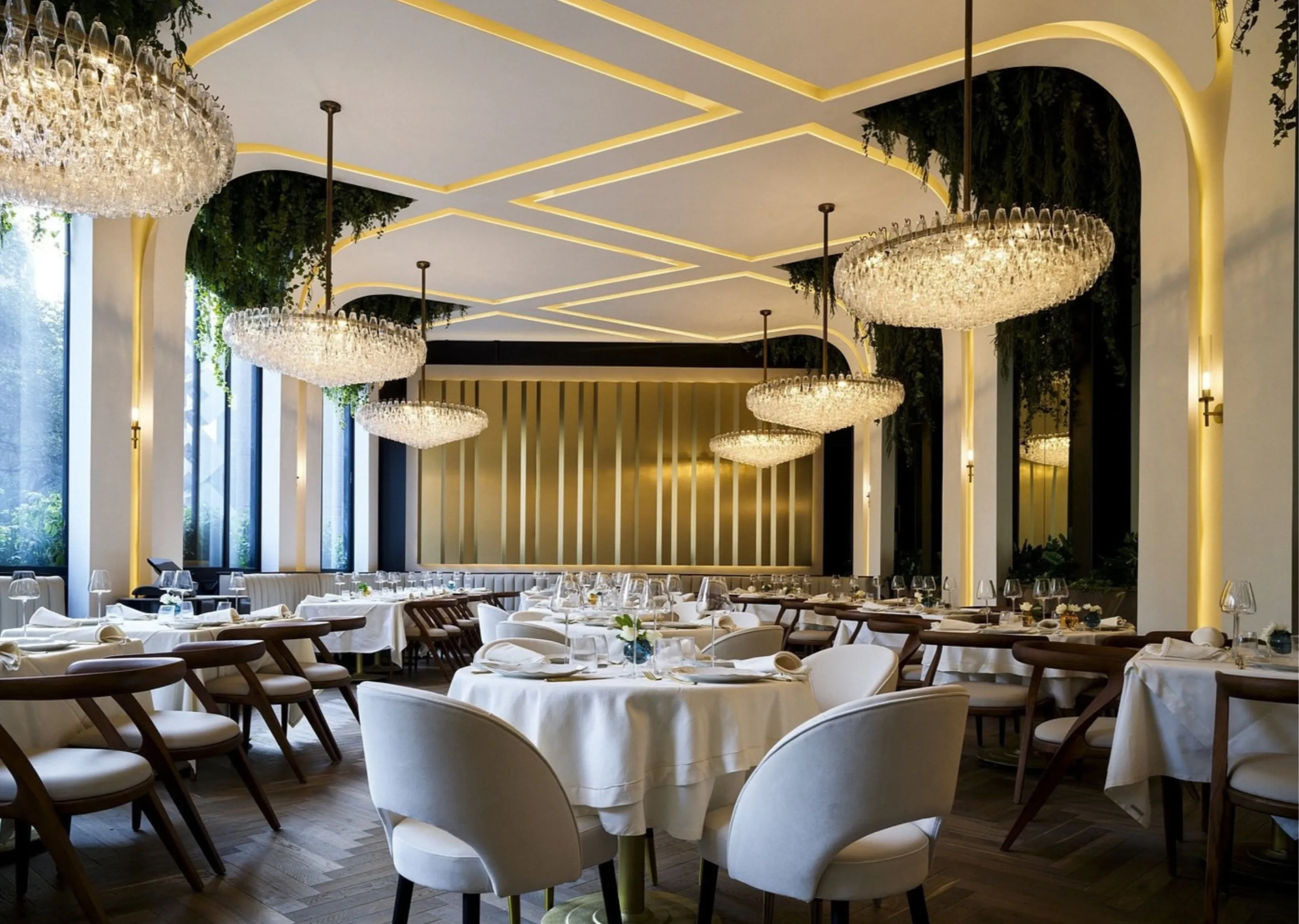 ● Salón interior de Amaral con mesas e iluminación cálida en Polanco