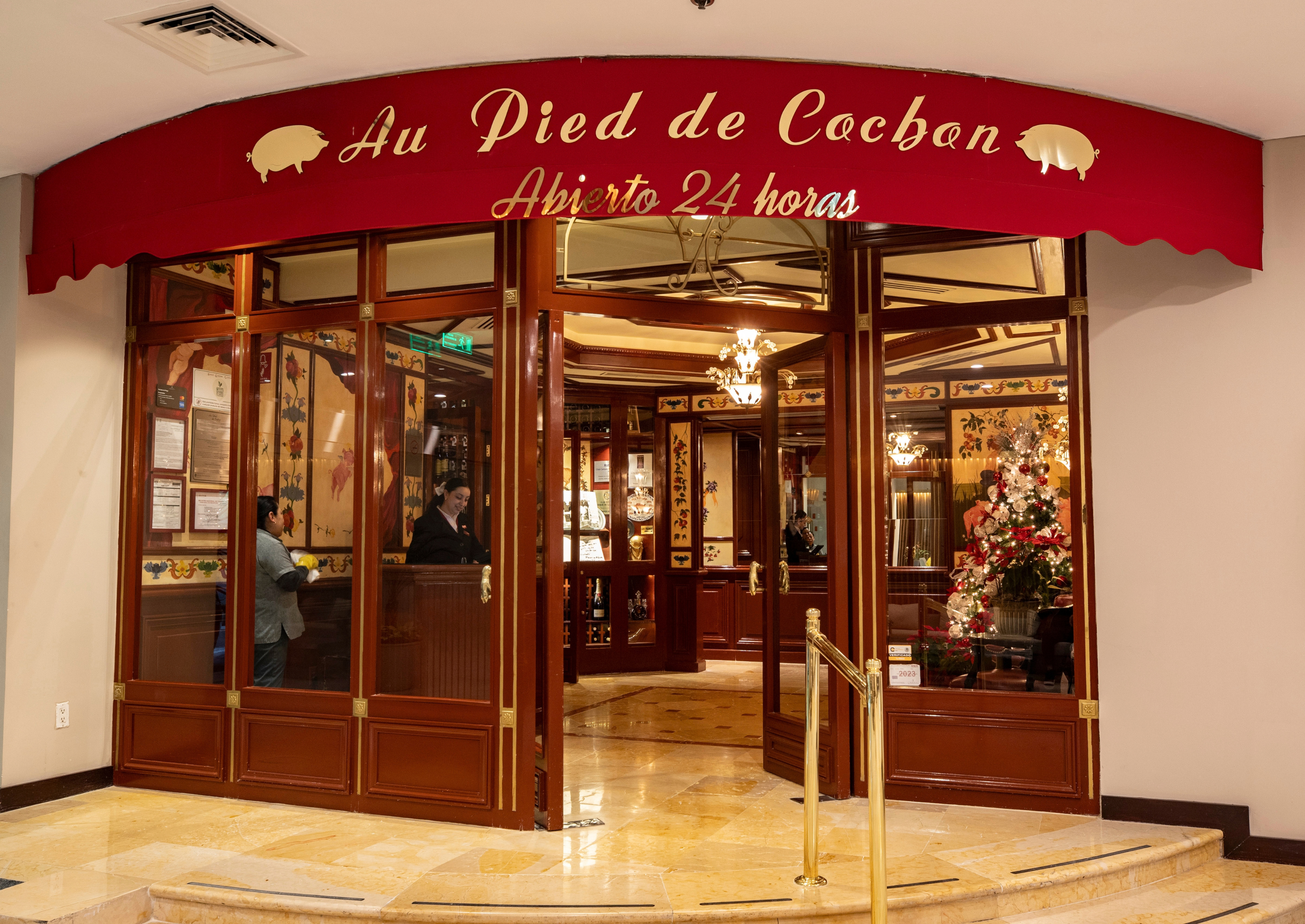 ● Entrada de Au Pied de Cochon, restaurante francés abierto las 24 horas en Polanco