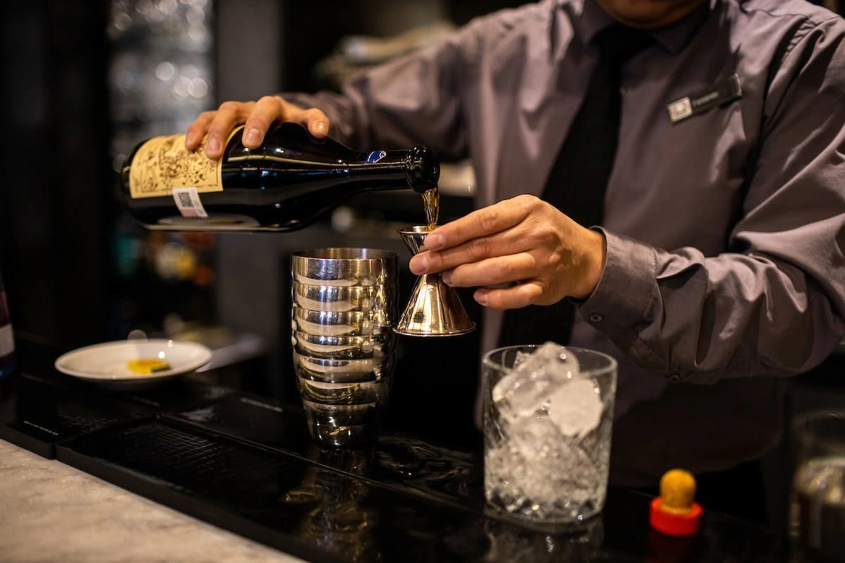 Bartender preparando Vermouth Carpano Antica Formula en Alfredo Di Roma