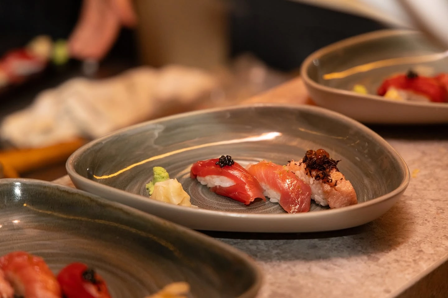 Comida japonesa para compartir con amigos y probar la sopa miso