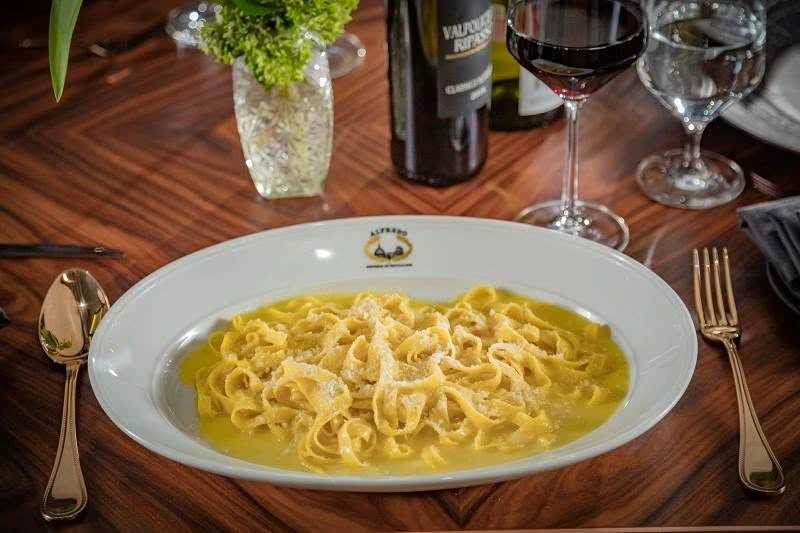 Fettuccine Alfredo paired with Italian wine at a restaurant in Polanco