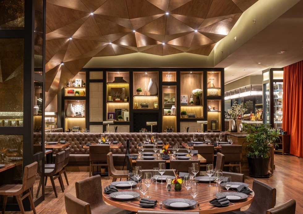 ● Interior de Alfredo Di Roma en Polanco, restaurante de comida italiana con mesas preparadas para el servicio.